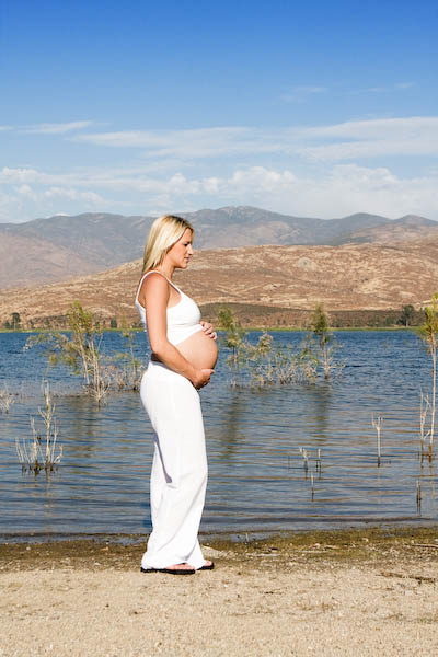 pregnancy pictures Jessica holding belly